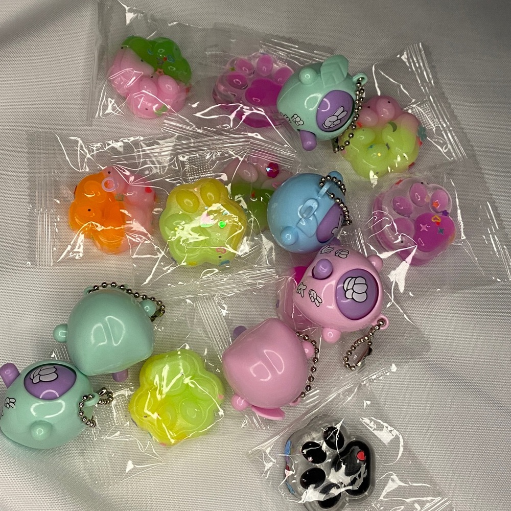 20 Mini Cute Cat Paw Soft Squishy Toys and Rock Paper Scissors Guessing Keychain